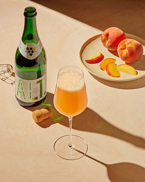 Białe wino bezalkoholowe - Sparkling Blanc de Blancs - Podany z owocami