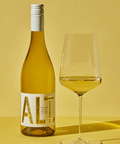 Białe wino bezalkoholowe - Chardonnay - W kieliszku