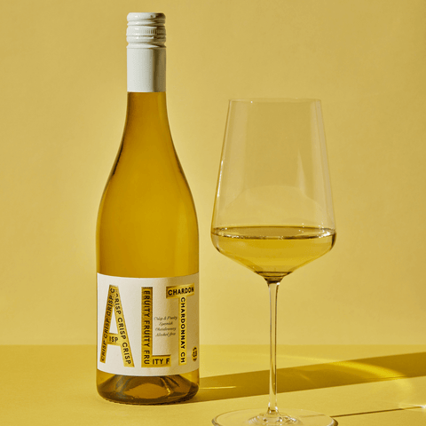 Białe wino bezalkoholowe - Chardonnay - W kieliszku